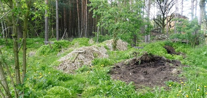 Man sieht die Kompostierungsanlage in Sieben Linden, wo die Fäkalien aus den Komposttoiletten kompostiert werden.