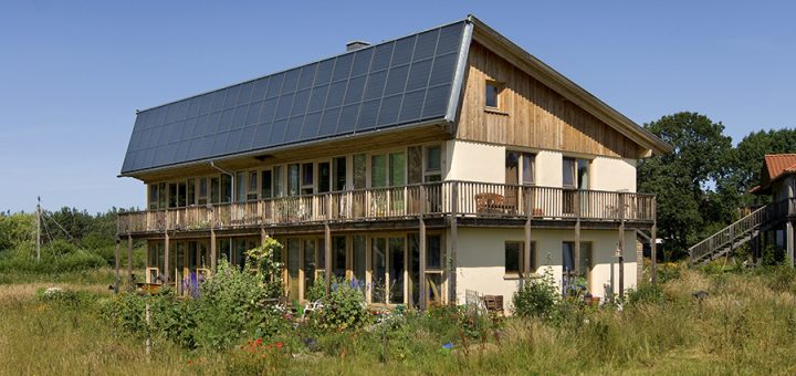 Stroballenhaus Libelle im Ökodorf Sieben Linden
