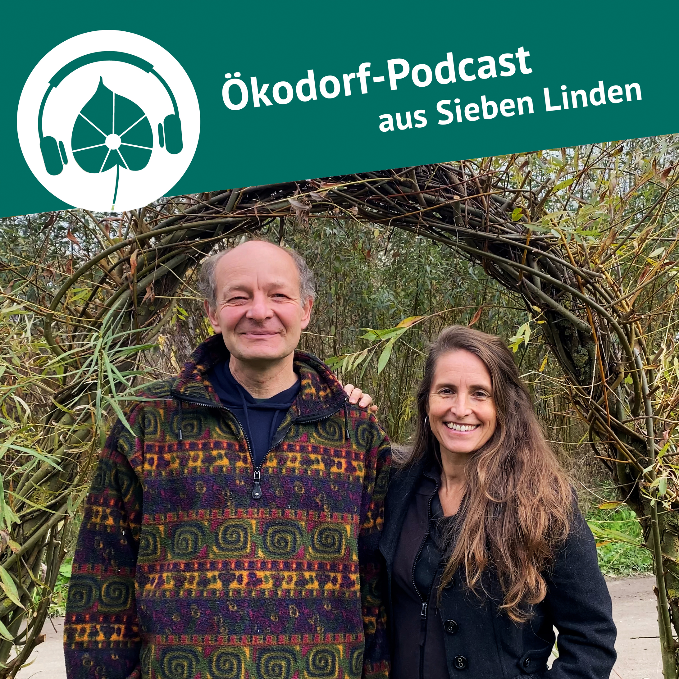 Christoph gibt Seminare zum C02-Fußabdruck in Sieben Linden. Auf dem Bild steht er neben Moderatorin Simone. Beiden gucken freundlich in die Kamera.