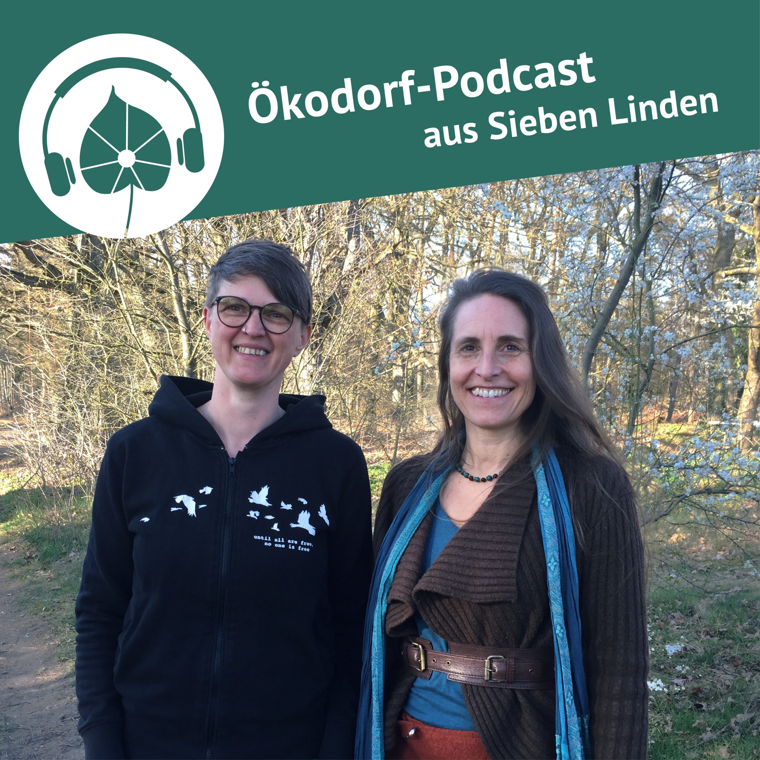 Trainer:in für soziale Permakultur Joel und Moderatorin Simone stehen nebeneinander und lächeln in die Kamera.