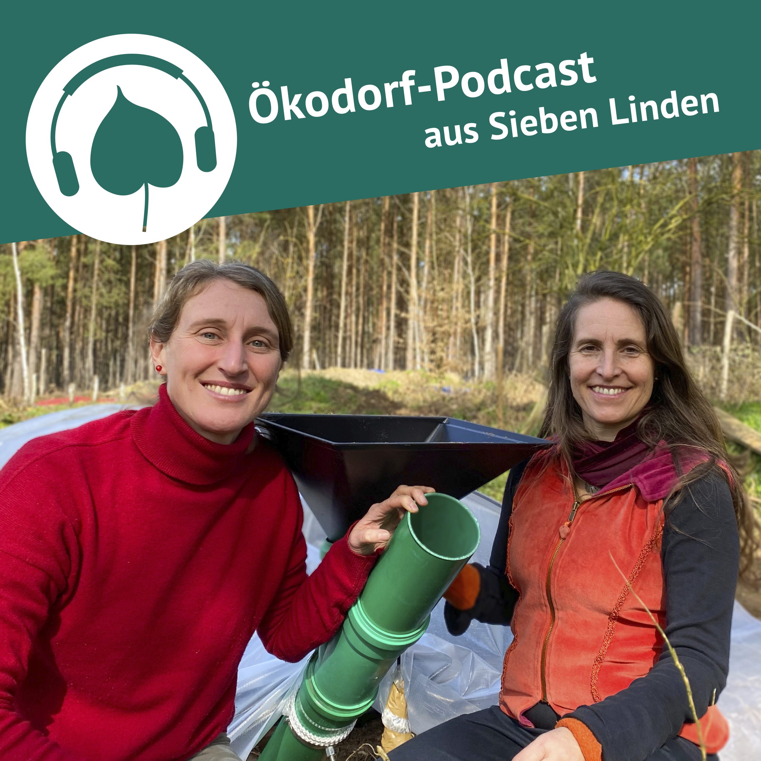 Katrin Pütz und Simone sitzen vor der Biogasanlage für Zuhause. Man sieht das Einfüllrohr der Anlage.