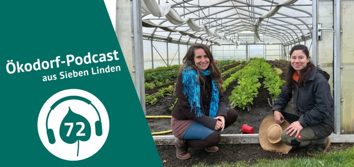 Lorena und Simone sitzen vor einer Beetreihe im market Garden in Sieben Linden
