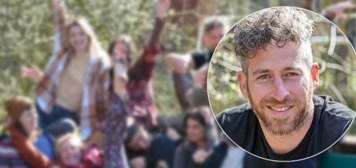 Portraitfoto von Ron, der einen Freiwilligendienst der Karriereleiter vorzieht. Im Hintergrund sieht man eine Gruppe junger Menschen
