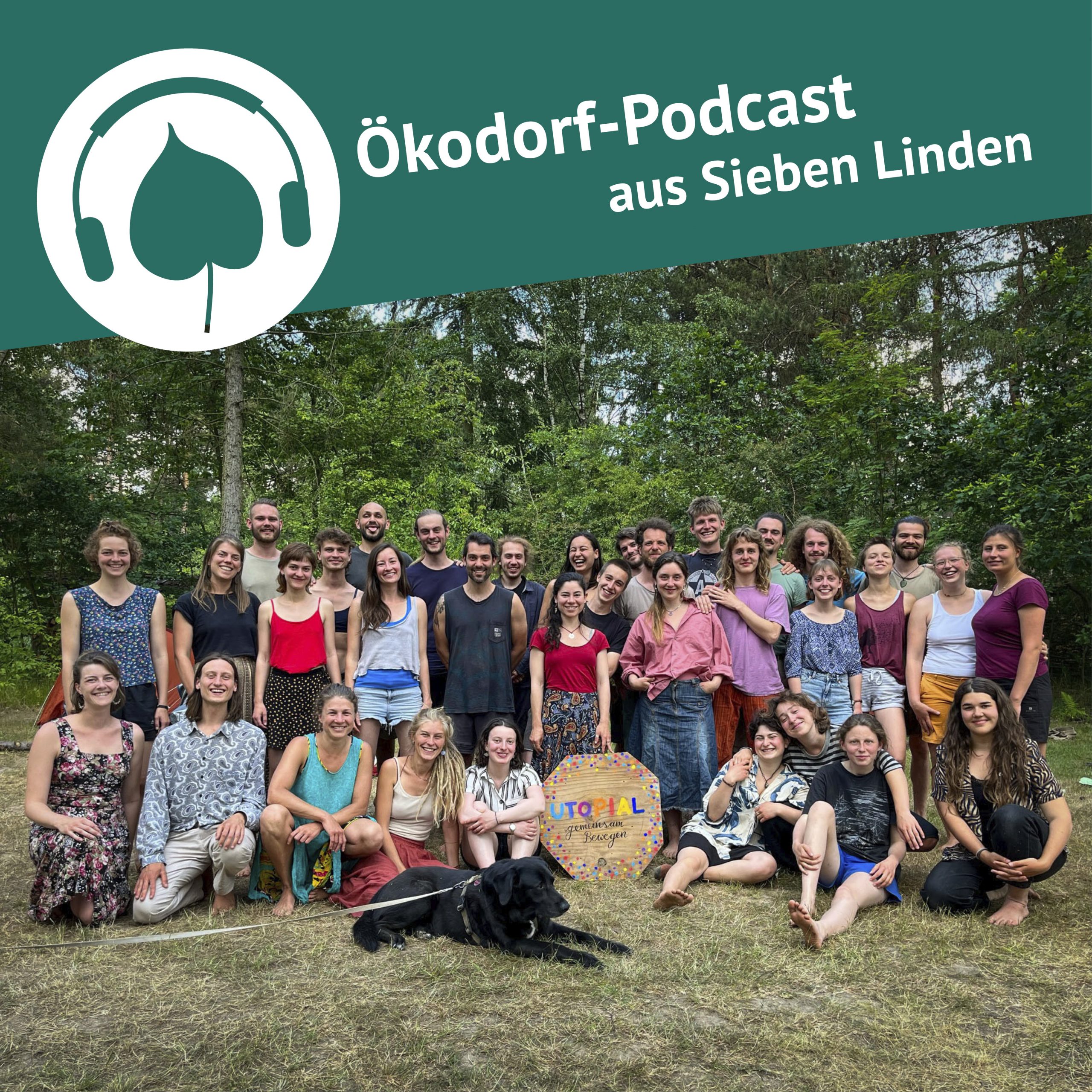 Gruppenfoto mit 30 jungen Menschen und einem Schild in der Mitte auf dem steht: Utopial. Gemeinsam Bewegen