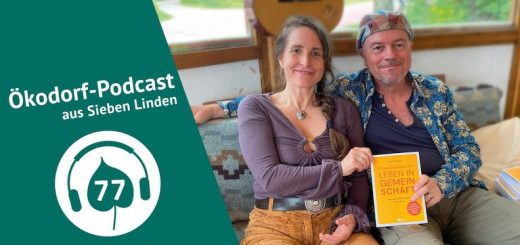 Simone und Heinz Feldmann sitzen auf einem Sofa und halten das Buch "Leben in Gemeinschaft" in die Kamera