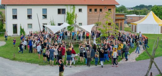 Menschenkreis auf dem Dorfplatz beim Sommercamp Sieben Linden 2023