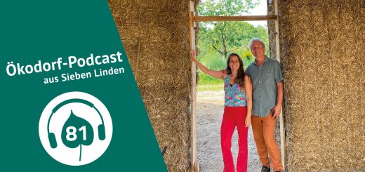 odcastcover mit Ownhomegründer Klemens und Moderatorin Simone in einem Strohhaus