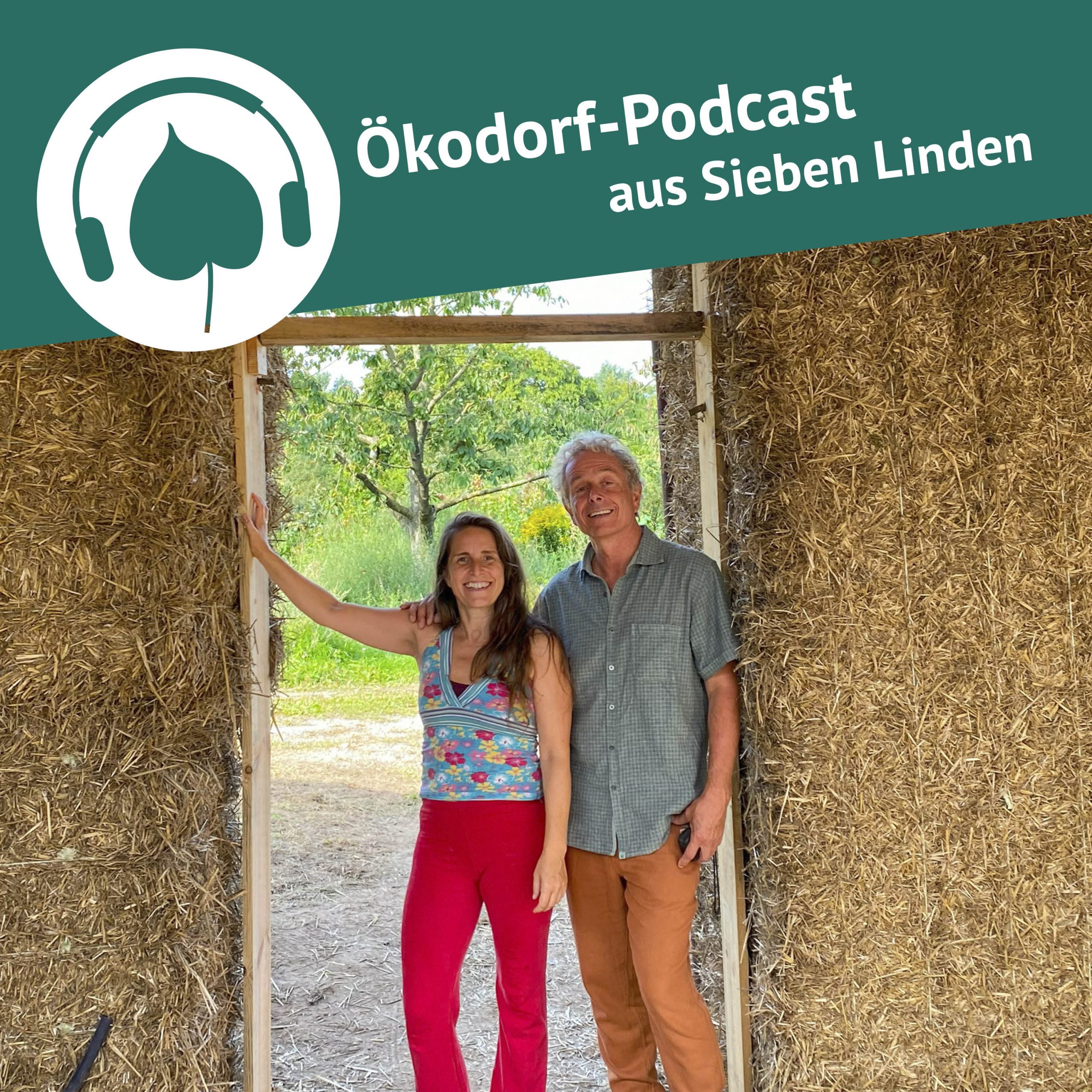 Klemens, Erfinder von Ownhome und Moderatorin Simone stehen in einerm Türrahmen eines Strohhauses.