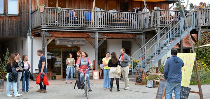 Dorfplatz von Soeben LInden beim Wagen und Winnen Kulturfestival