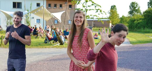 Strohtel Menschen im Vordergrund