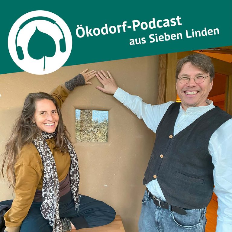 Dirk Scharmer und Simone vor einer Wand eines Strohballenahaus