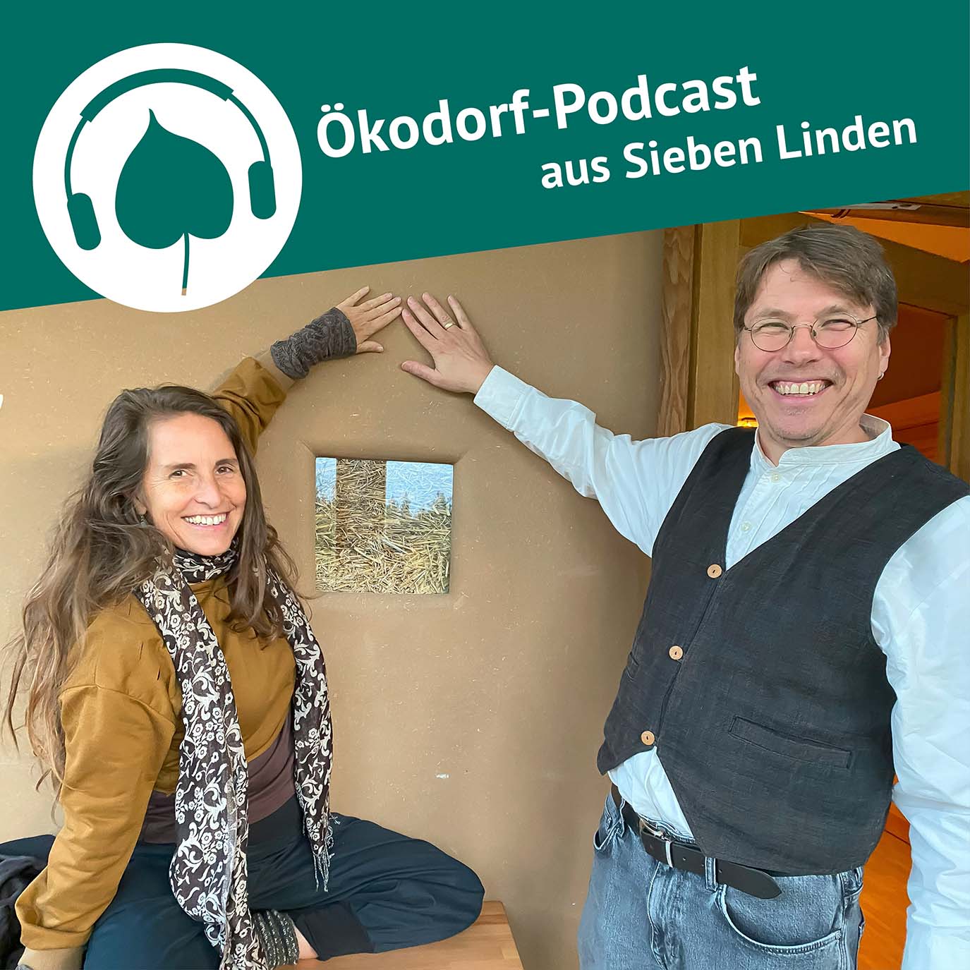 Dirk Scharmer und Simone vor einer Wand eines Strohballenahaus