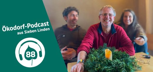 Martin, Simone und Henning sitzen am tisch, Martin guckt in die Kamera, Im Vordergrund steht ein Abventskranz