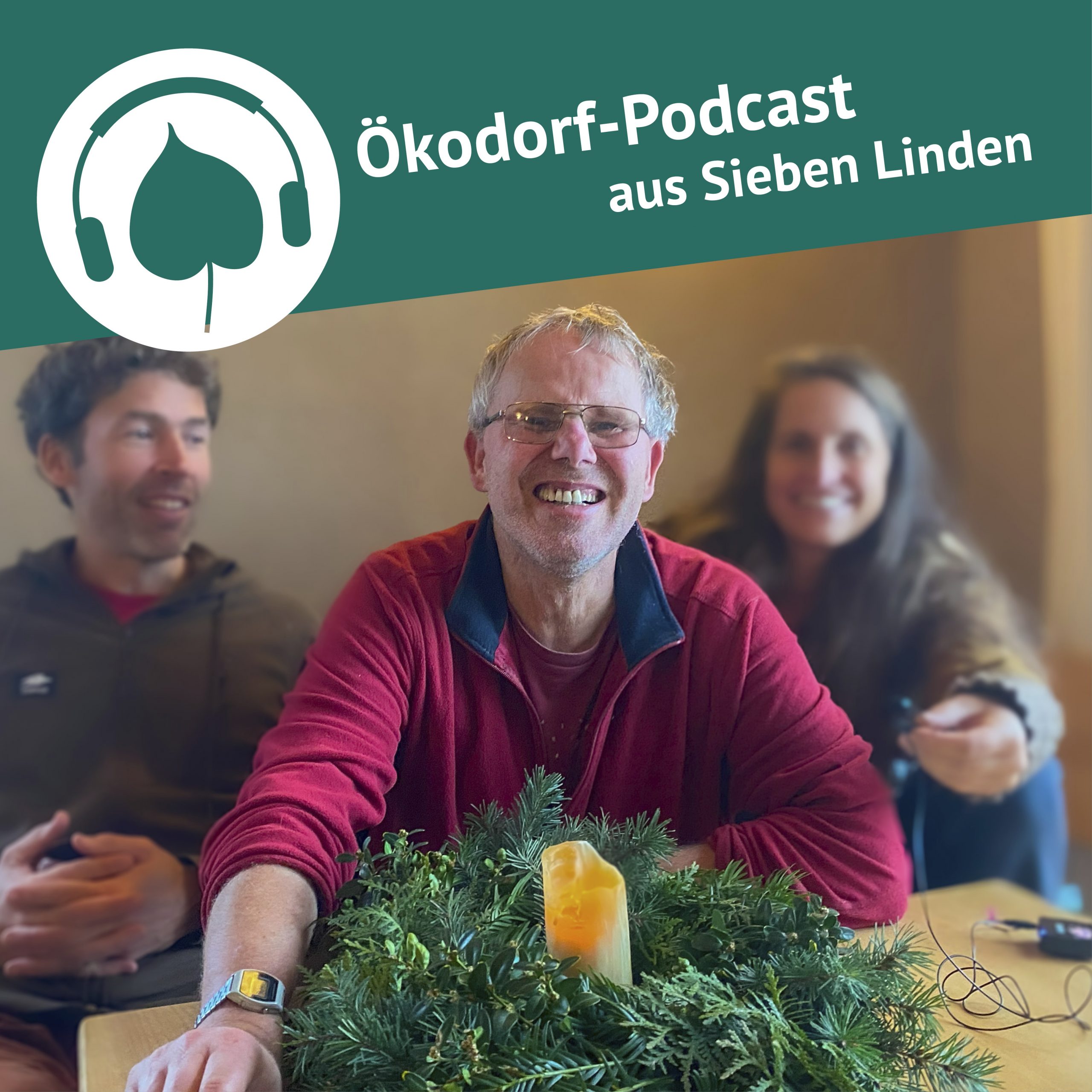 Martin sitzt vor einem Abeventskranz und lächelt in die Kamera