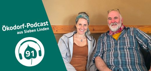 Podcastlogo und Harald und Simone sitzen nebeneinander auf dem Sofa und schauen freundlich in die Kamera