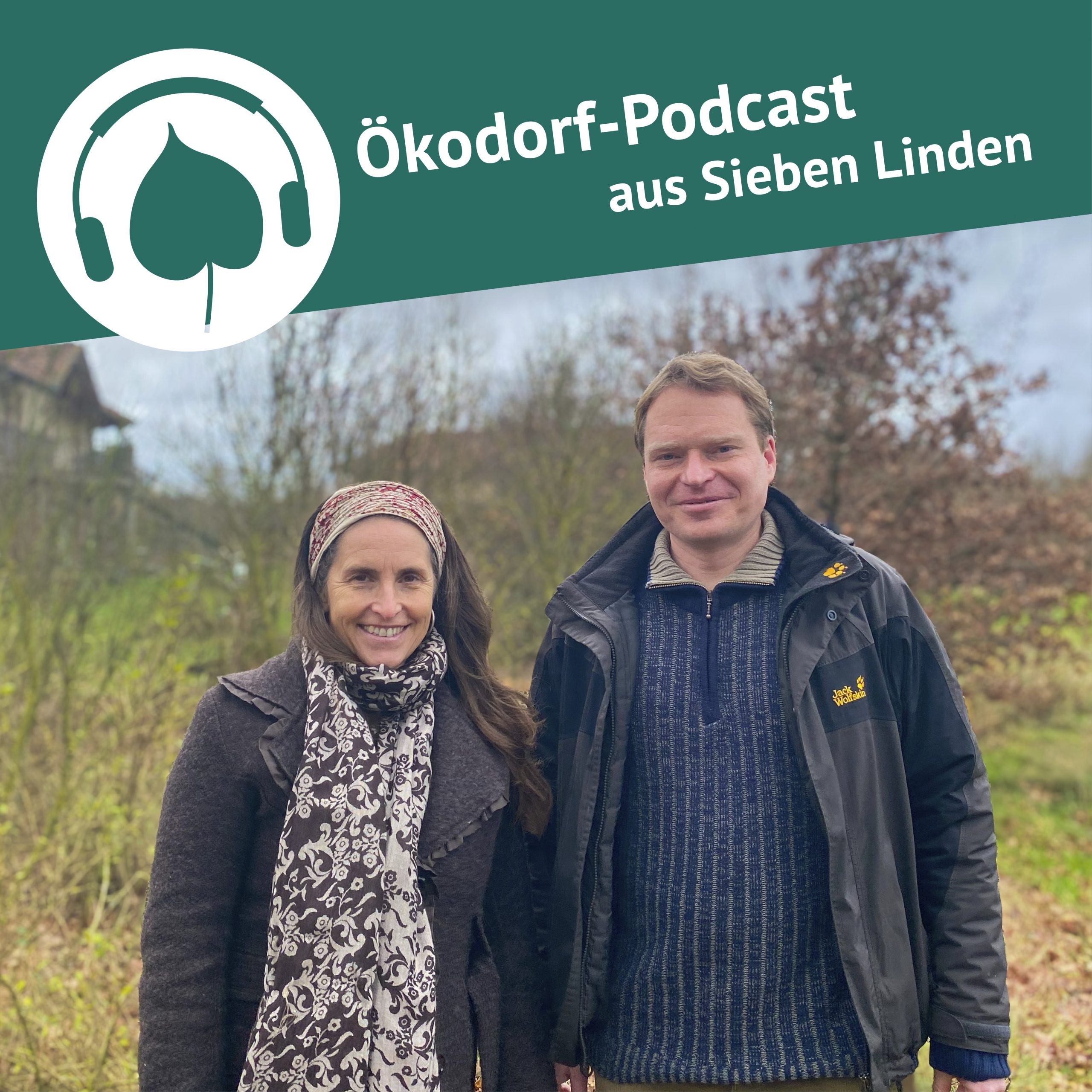 Simone und Daniel stehen in der NAtur udn schauen freundlich in die Kamera