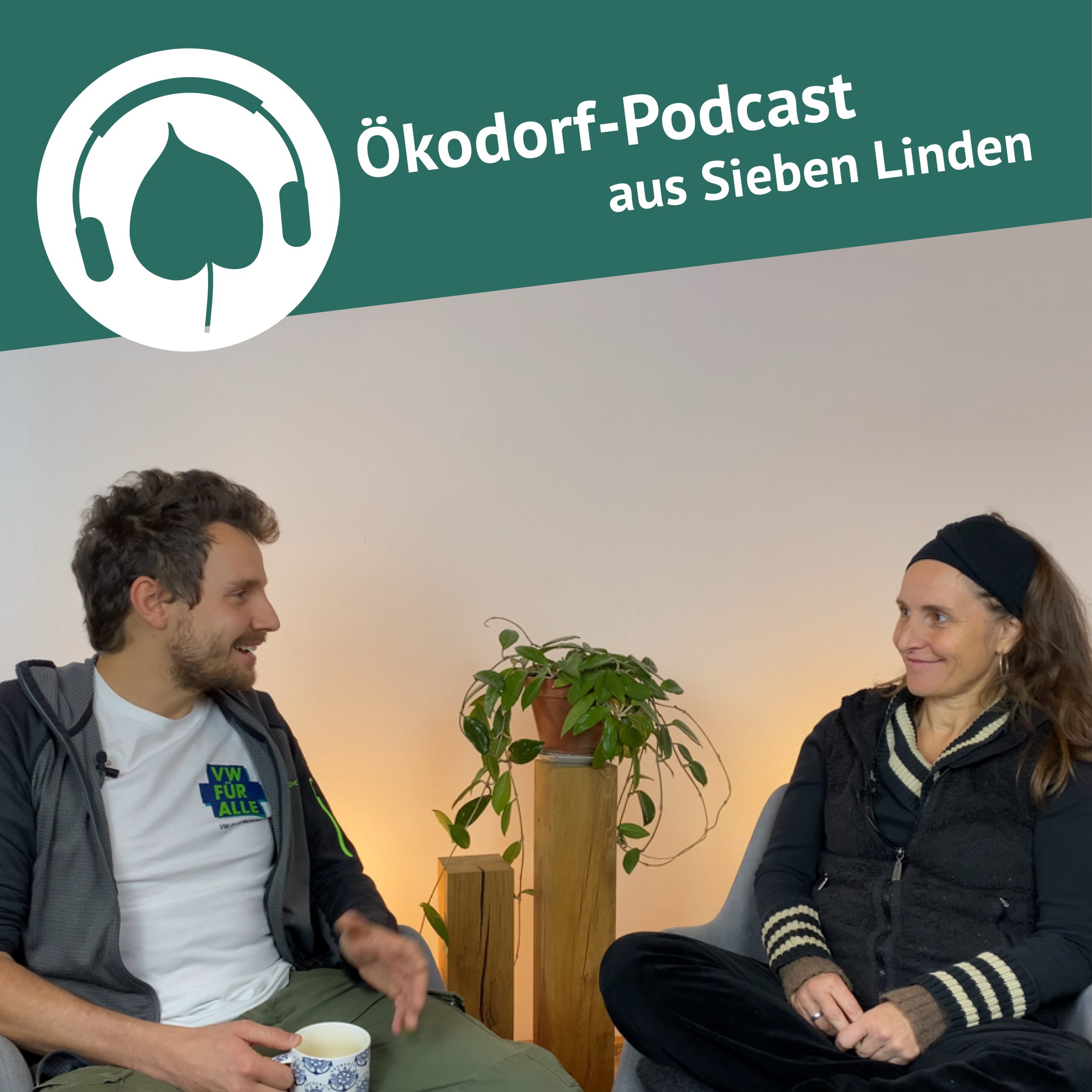Tobi Rosswog und Simone Britsch sitzen sich gegenüber uns lächelns sich an