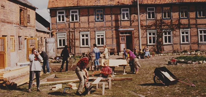 Bild vom Projektzentrum in Groß Chüden. Ein Innenhof eines alten Hofes und viele Menschen und Kinder die verschiedenen Tätigkeiten nachgehen.