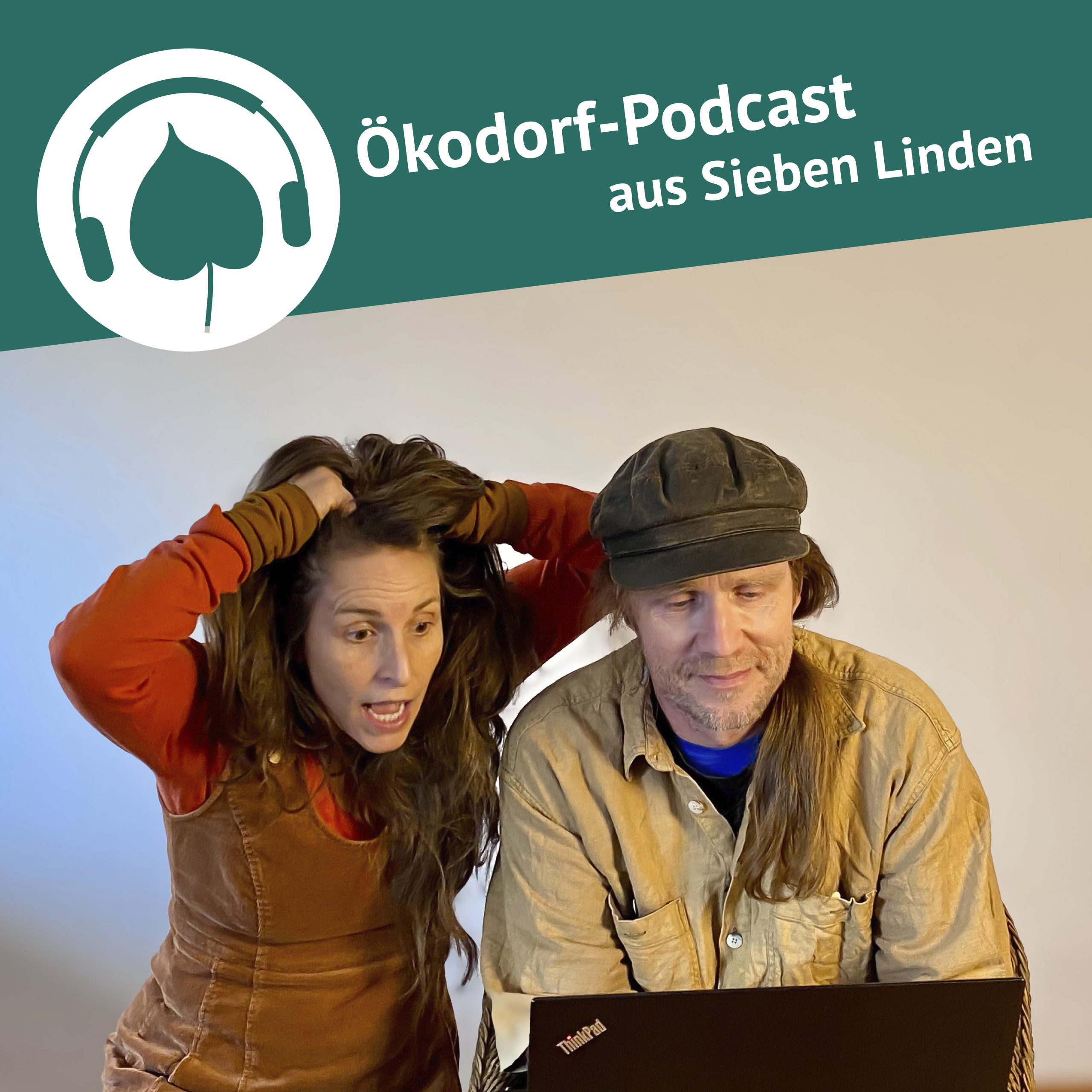 Rainer und Simone sitzen vor einem Laptop. Simone rauft sich die Haare.