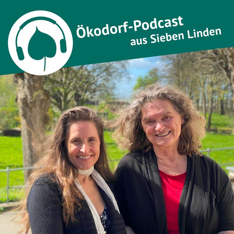 Simone und Chrstia stehen in der Natur und schauen freundlich in die Kamera
