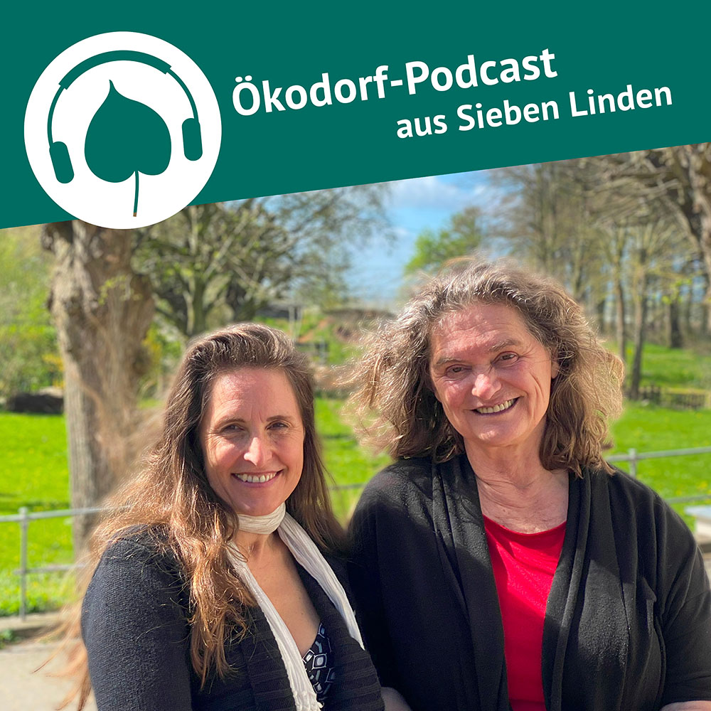 Simone und Chrstia stehen in der Natur und schauen freundlich in die Kamera