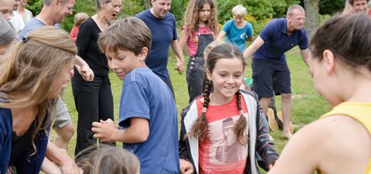 Kinder und Erwachsene spielen