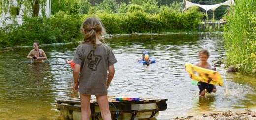 Kinder und Erwachsene Baden im Teich