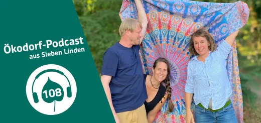 Oliver, Marina und Simone stehen vor einem Bunten uch mit einem Mandala drauf