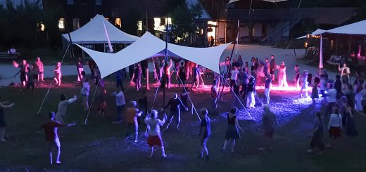 Tanzen auf dem Dorfplatz Sieben Linden