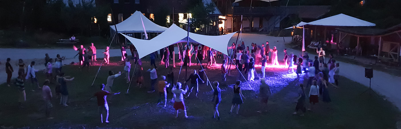 Tanzen auf dem Dorfplatz Sieben Linden