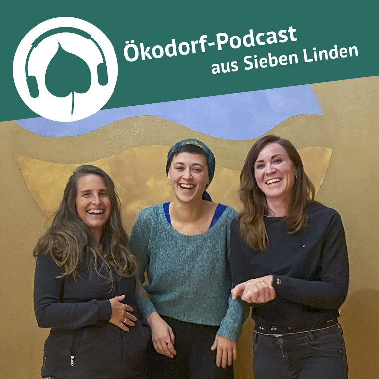 Simone, Sophie und Yasmina stehen nebeneinander und lachen in die Kamera