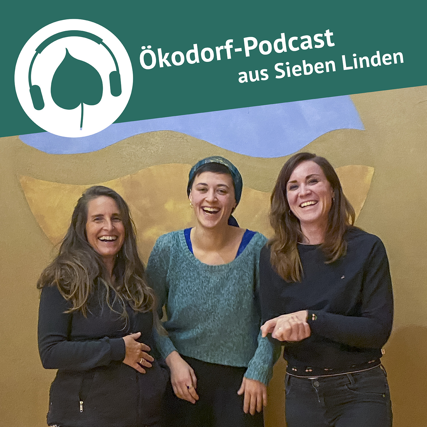Simone, Sophie und Yasmina stehen nebeneinander und lachen in die Kamera