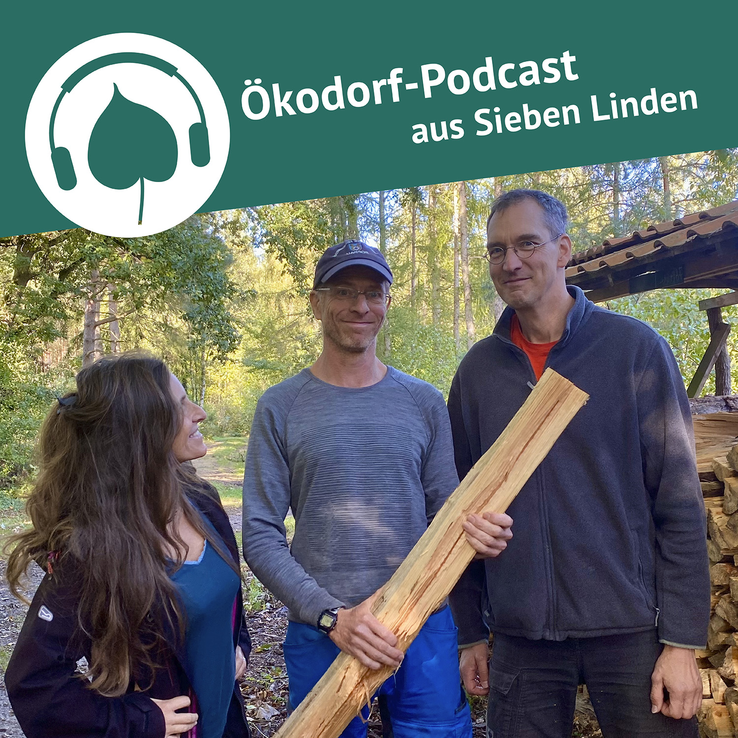 Simone, Micha und Stefean stehen nebeneinander. Micha Hält ein Meterstück Holz in der Hand.