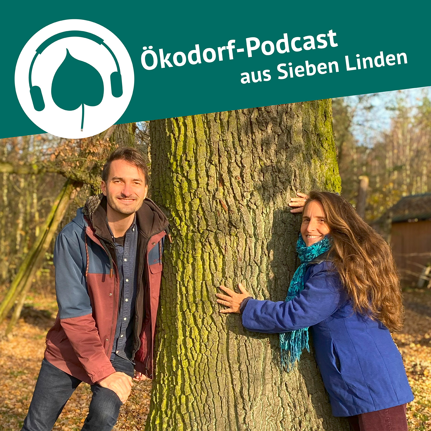 Lino Zeddies und Simone stehen in der Herbstsonne neben einer dicken Eiche
