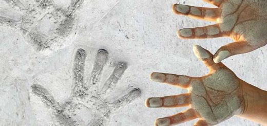 2 Kinderhände mit Gipsresten daran und daneben die Abdrücke der Hände im Gips