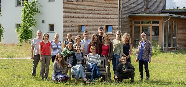Das Team vom Freundeskreis Ökodorf e.V. steht vor dem Gästehaus