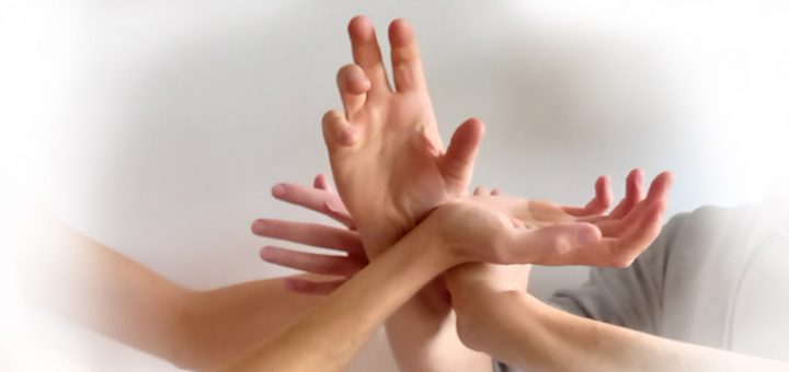 Hände berühren sich