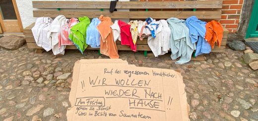 viele bunte handtüche rliegen auf einer Sitzbank