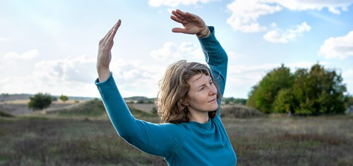 Jessica tanzt WuTao in der Natur