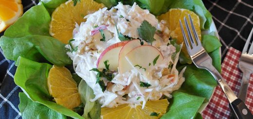 Walddorfsalat angerichtet mit Orangen