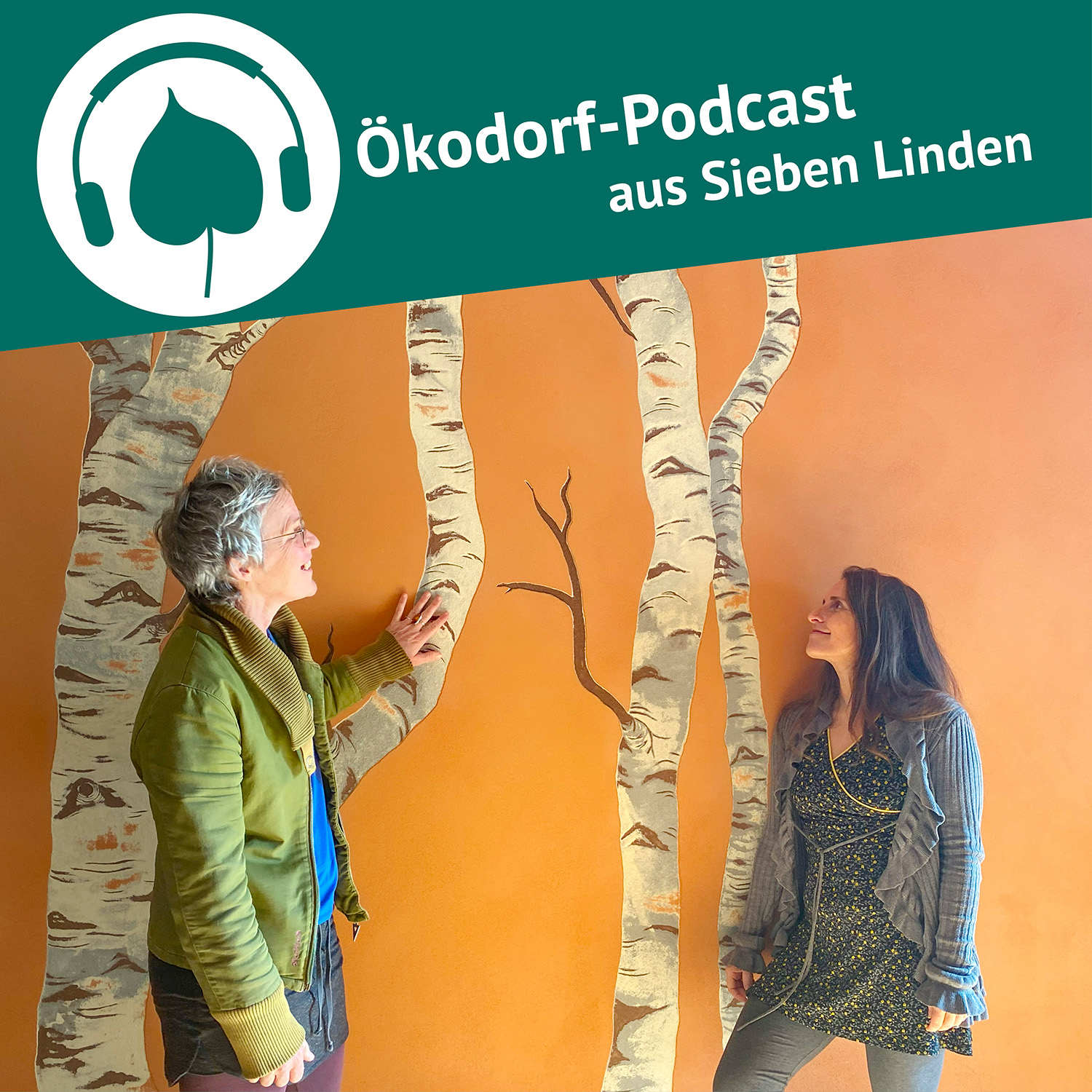 Julia und Simone stehen vor einem Wand Sgraffito im Strohtel in Sieben Linden