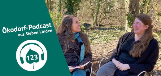 Simone und Julia Kunze sitzen nebeneinander im Wald und lachen sich an
