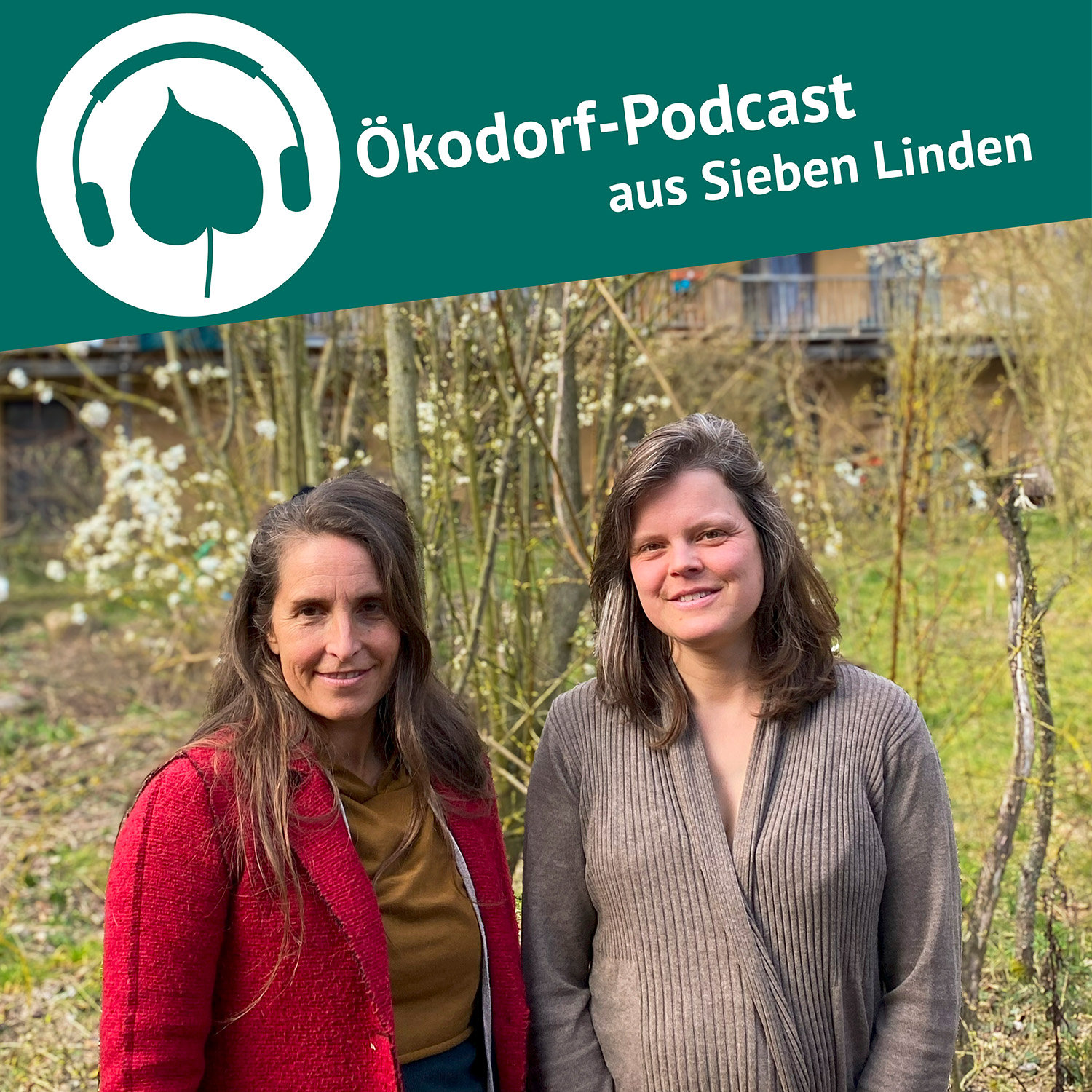 Anja und Simone stehen vor einem blühenden Baum