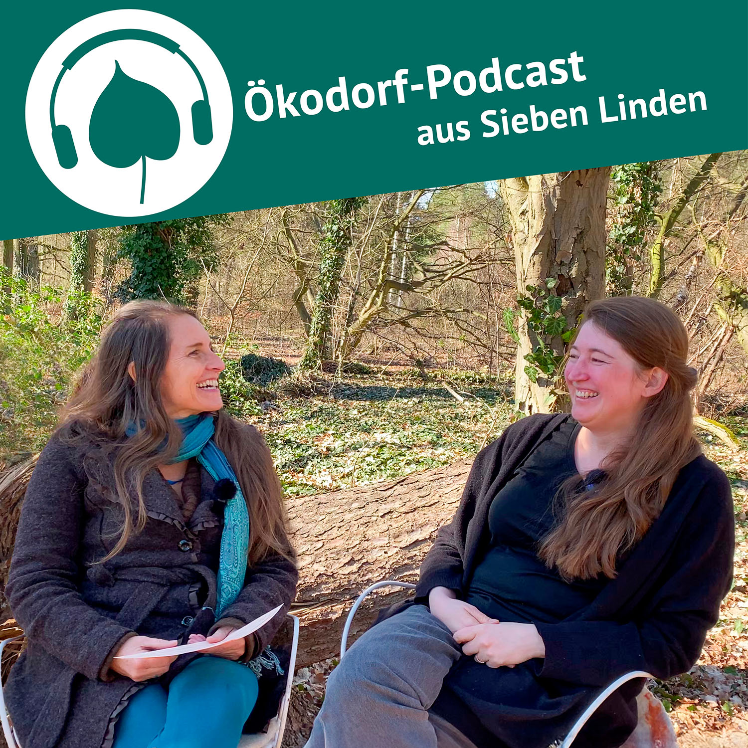 Simone und Julia Kunze sitzen nebeneinander im Wald und lachen sich an