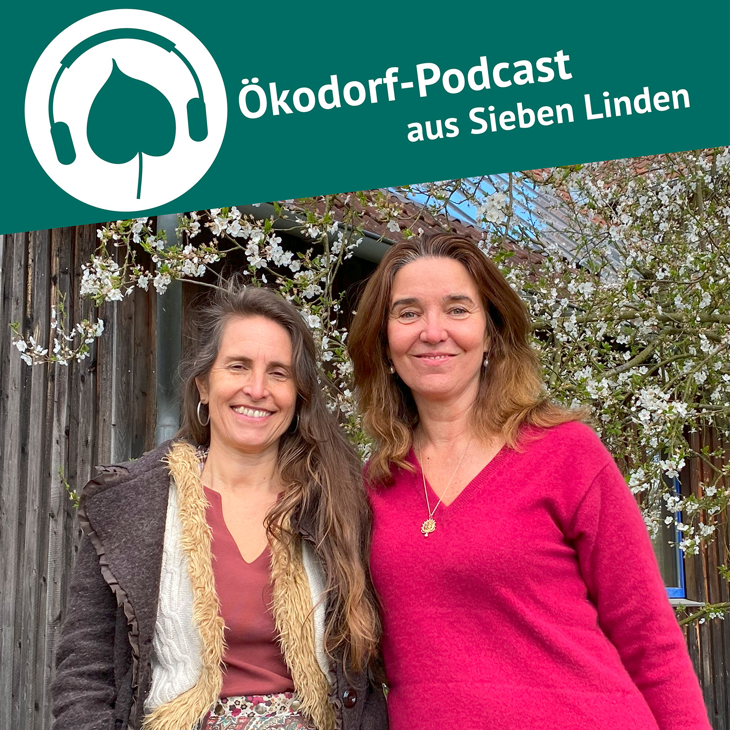 Simone und Kosha stehen nebeneinander und lächeln in die Kamera