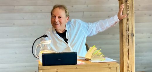 Pablo Miró liest mit lebhaftem Ausdruck